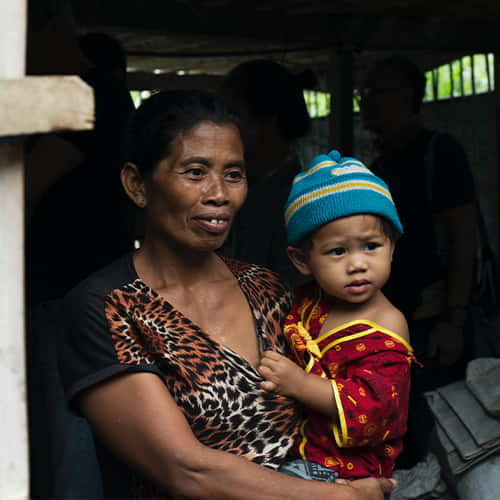 Mother and child from Indonesia in poverty