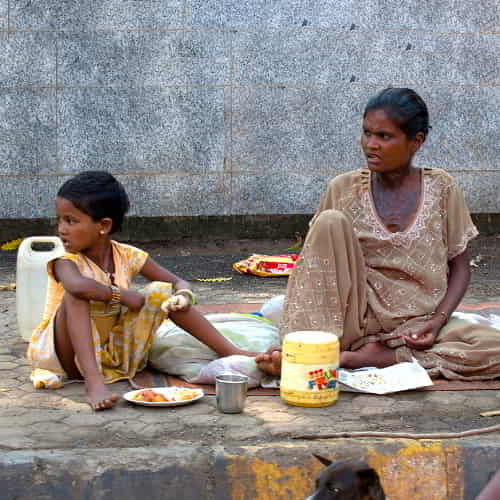 Mother and her child in extreme poverty in South Asia