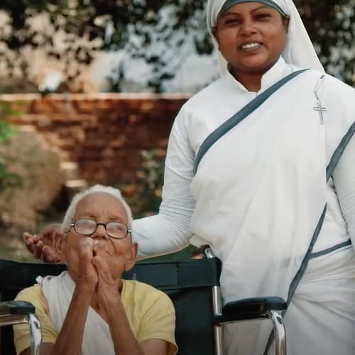 Geeta, GFA World sisters of compassion, sharing the love of Jesus to a leprosy patient
